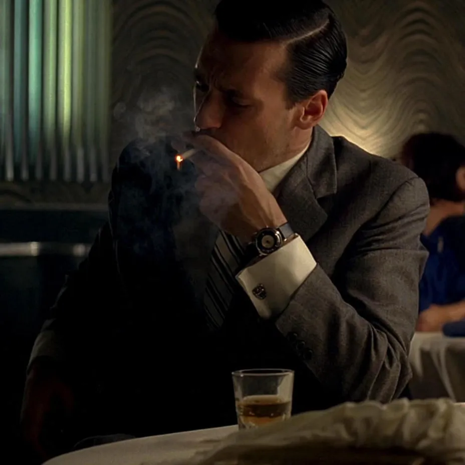 Don Draper (John Hamm) portant une Jaeger LeCoultre Memovox Tuxedo